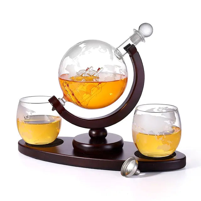 Set med whiskeyglobkaraff, vinkaraff och glas