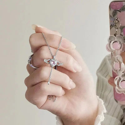 Halsband med hjärta och vingar